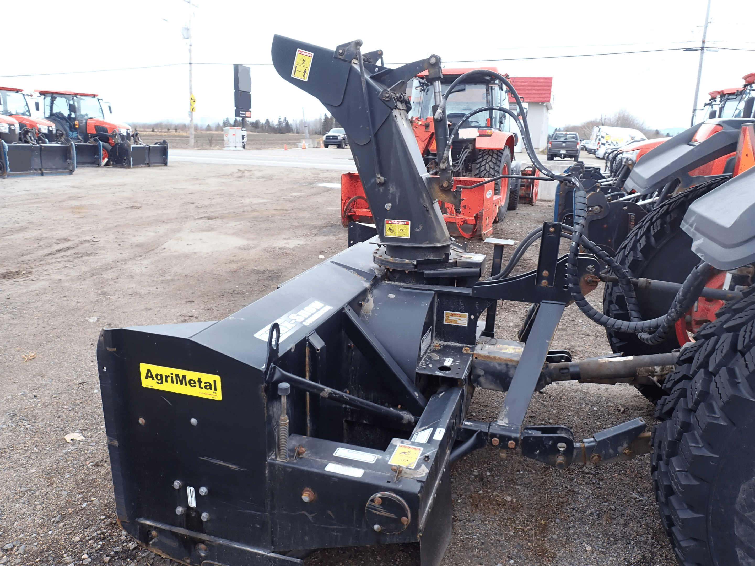 Lot de 5 tracteurs Kubota L6060 avec gratte et souffleur de 150HRS à 1131HRS-Année 2024-Stock #S2565A/11083-117999$ chaque – Image 5
