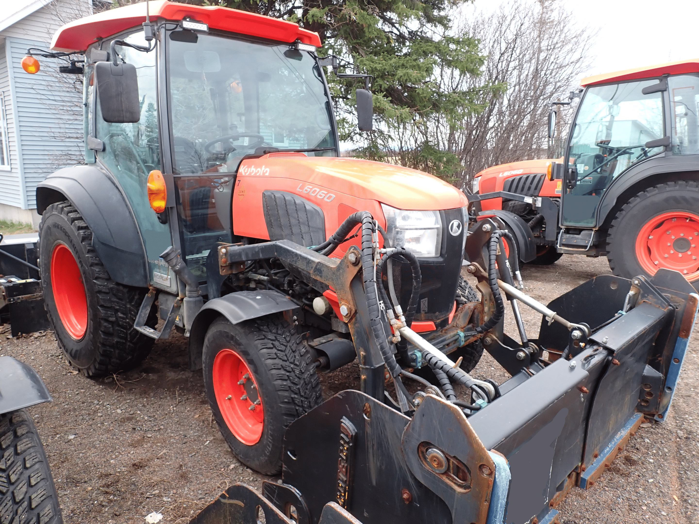 Lot de 2 tracteurs Kubota L6060 avec gratte et souffleur-1203HRS et 926HRS-Année 2024-Stock #S2565B/11083-95000$ chaque – Image 2