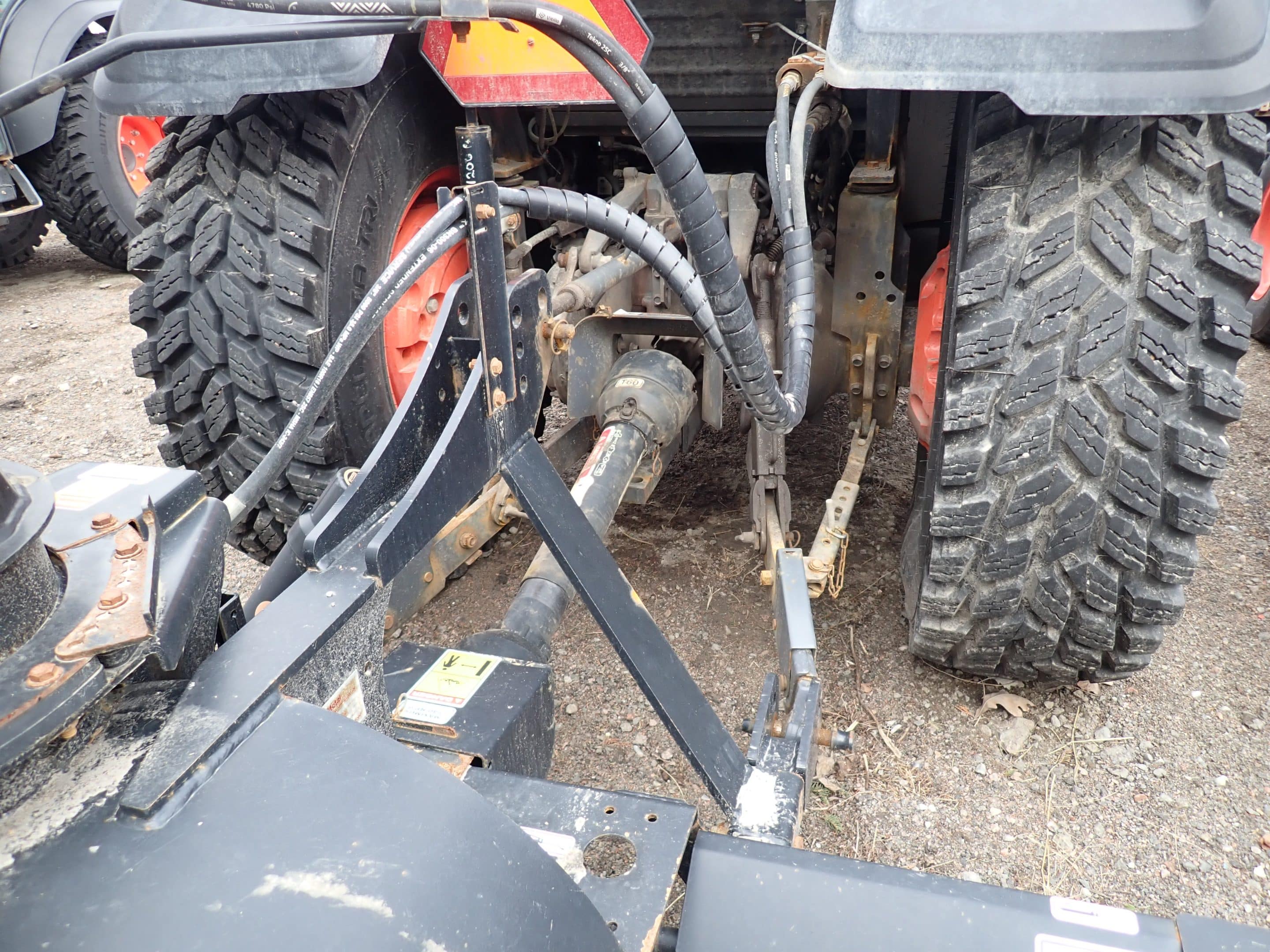 Lot de 2 tracteurs Kubota L6060 avec gratte et souffleur-1203HRS et 926HRS-Année 2024-Stock #S2565B/11083-95000$ chaque – Image 6