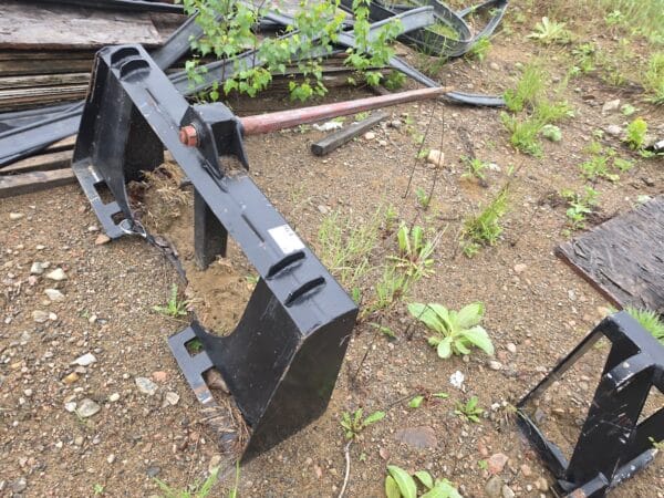 Pic à balle ronde attache ALO ou Skid Steer (possibilité de 2) - Stock#d11245g