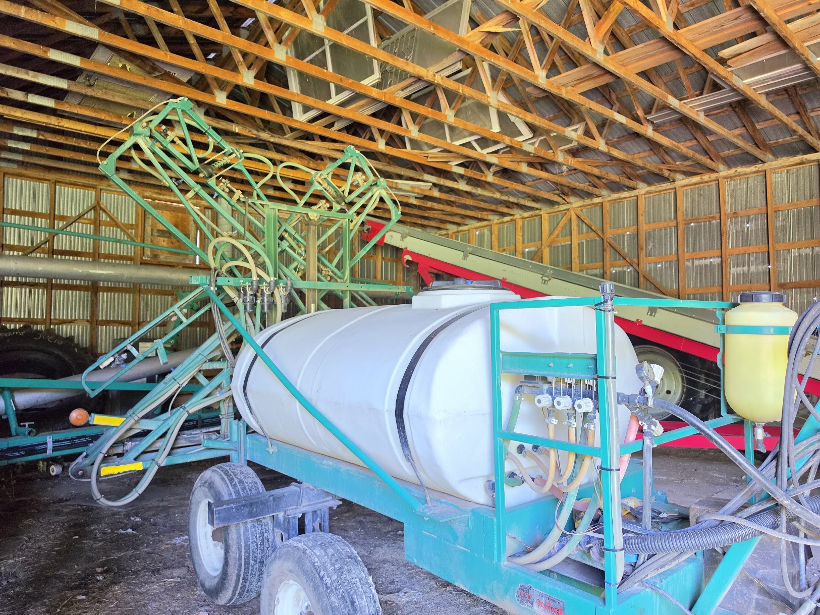 Arroseuse MS T 500  500 gallon , 3 section, 50 pi boom (très propre )-Stock#d11231c