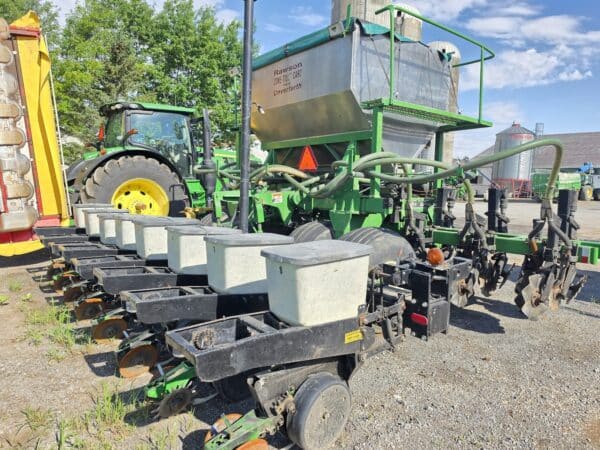 Planteur KINZE 8 rang doigt  ,boite UNVERFERTH zone till