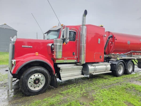 Kenworth W900 sleeper truck, Cummins 15 L engine (new) - Year: 2020 - 613,000 km - Stock #D11295C