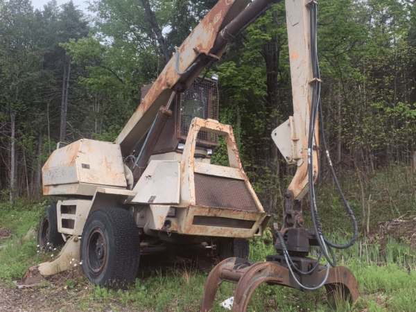 Chargeuse à bois Case avec remorque à billots