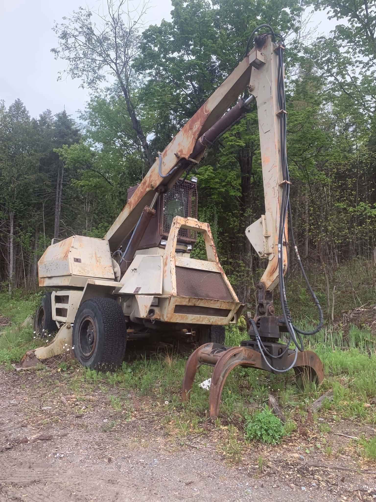 Chargeuse à bois Case avec remorque à billots