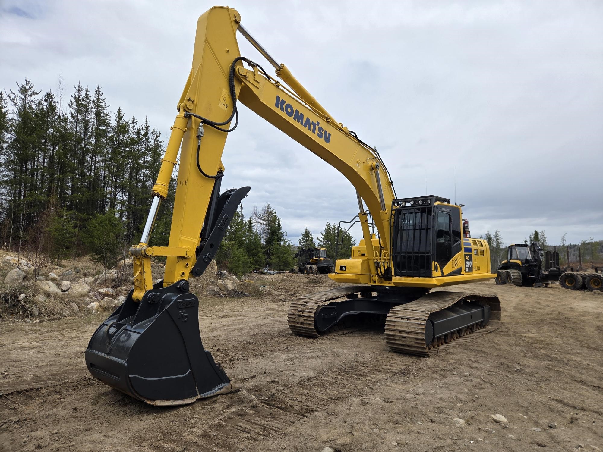 Excavatrice Komatsu PC290 LC11 2022 avec un godet