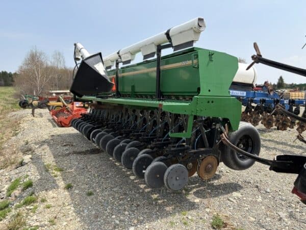 Great Plains seeder 20ft , 7.5 po Year: 2007 - Stock# R1006/11256