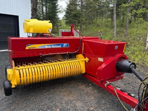 Presse à petite balle New Holland BC5070  lance balle  - Année: 2011 - Stock#d9793j