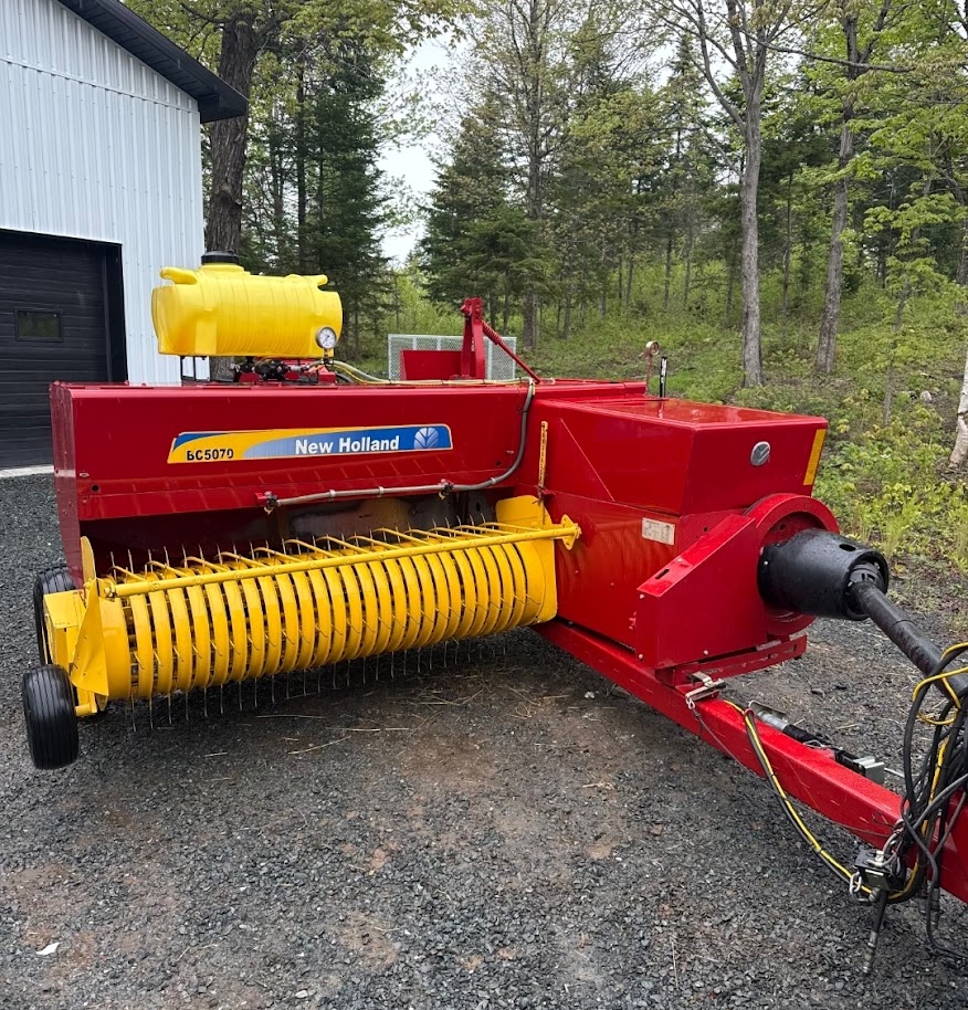 Presse à petite balle New Holland BC5070  lance balle  - Année: 2011 - Stock#d9793j