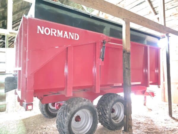 Dompeur Normand 3016 avec rehausse, porte à grain, pneu 550/45-22.5 (État neuf) - Année:2011 - Stock#d8988d1