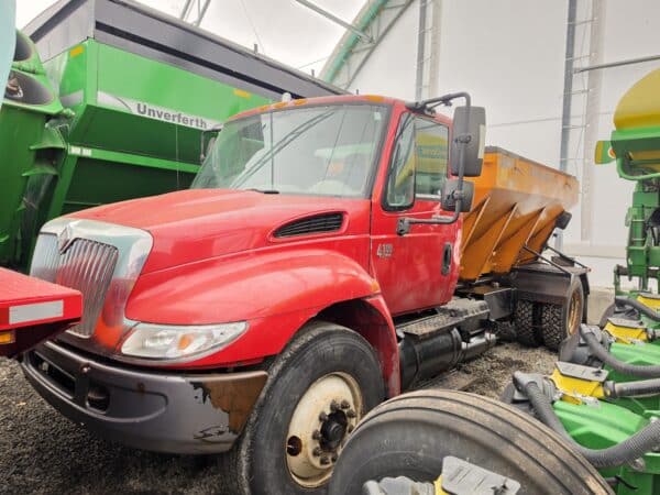 International 4300 6-wheel truck with Highlander salt spreader - Year: 2002 - 435,637 km - inspected until 5/28, manual transmission