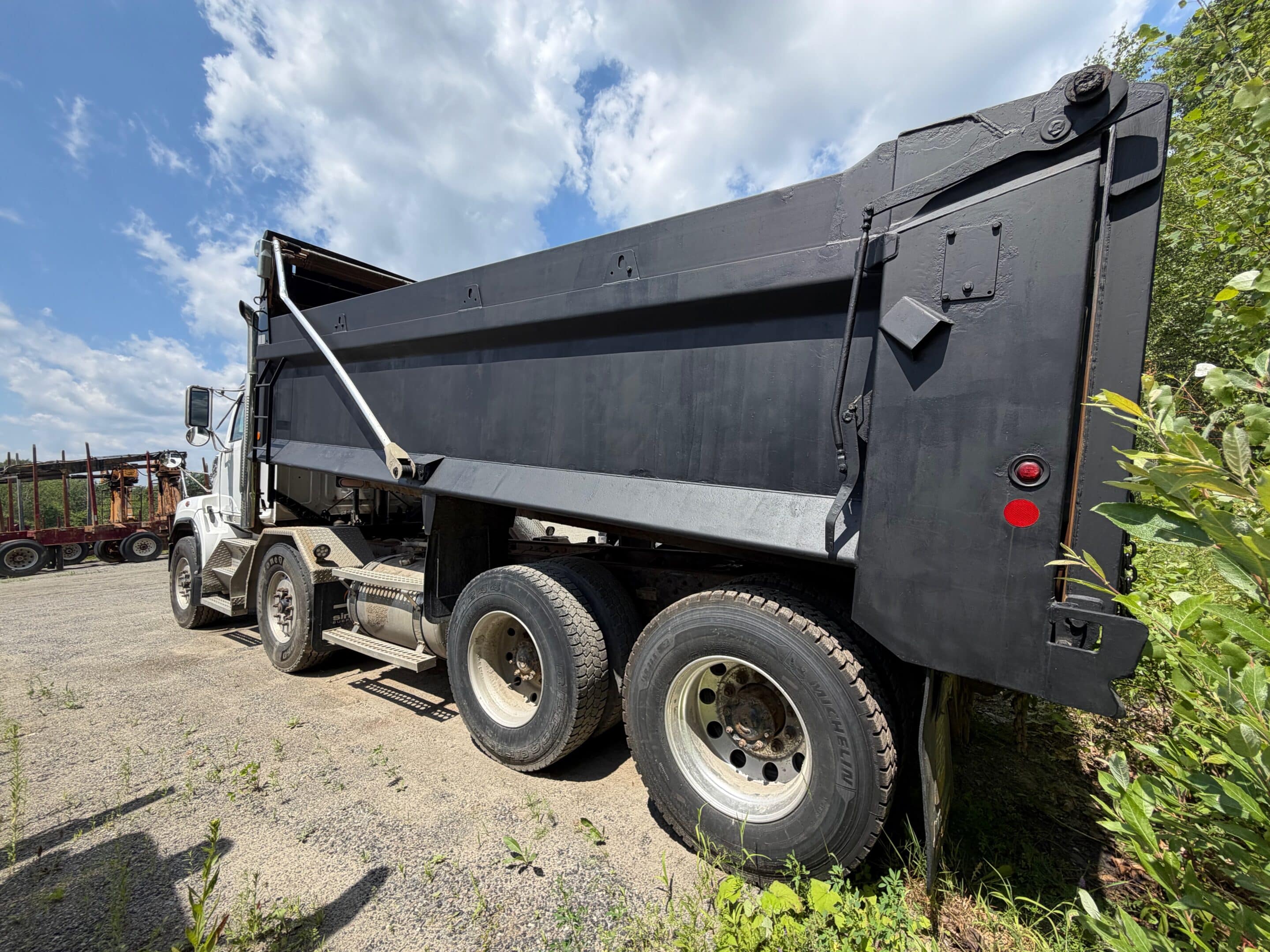 12-wheel Western Star dump truck 4700SB, DD13 450 hp engine, 18-speed manual transmission, 350,000 km - Year: 2018 - Stock #E1370E/10852 - Image 4