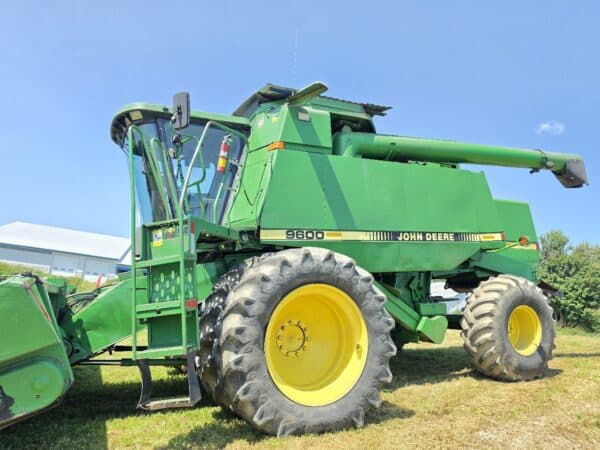 Batteuse John Deere 9600 avec nez 8 rangs 843 et table 922F - Stock#d11472n