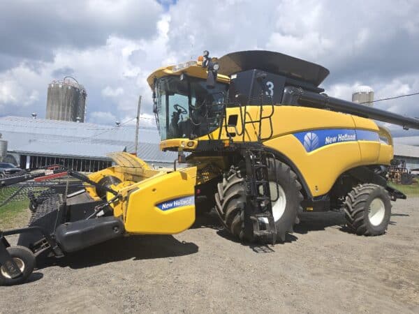 Combine New Holland CX8080 with 15 ft swather header - Year: 2011 - 3665/4480 hrs - Stock# d11504a