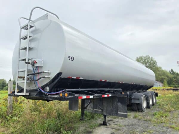 3-axle 8,000-gallon manure transfer trailer - Year: 1981 - Stock #d11560b