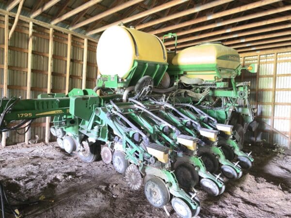 John Deere 1795 12/24 CCS Planter, 420 gallon liquid fertilizer - Year: 2014 - Stock#d11560d