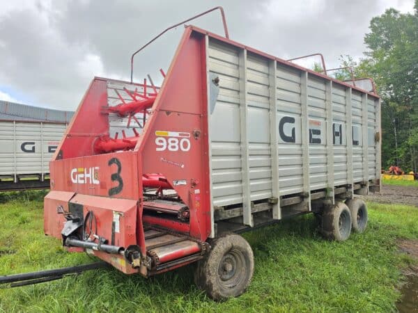 Gehl 980 Forage Box, 18 ft, with 6-Wheel Wagon - Stock#d11572f