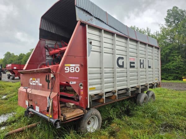 Gehl 980 Forage Wagon 18 ft with 6-wheel wagon - Stock#d11572g