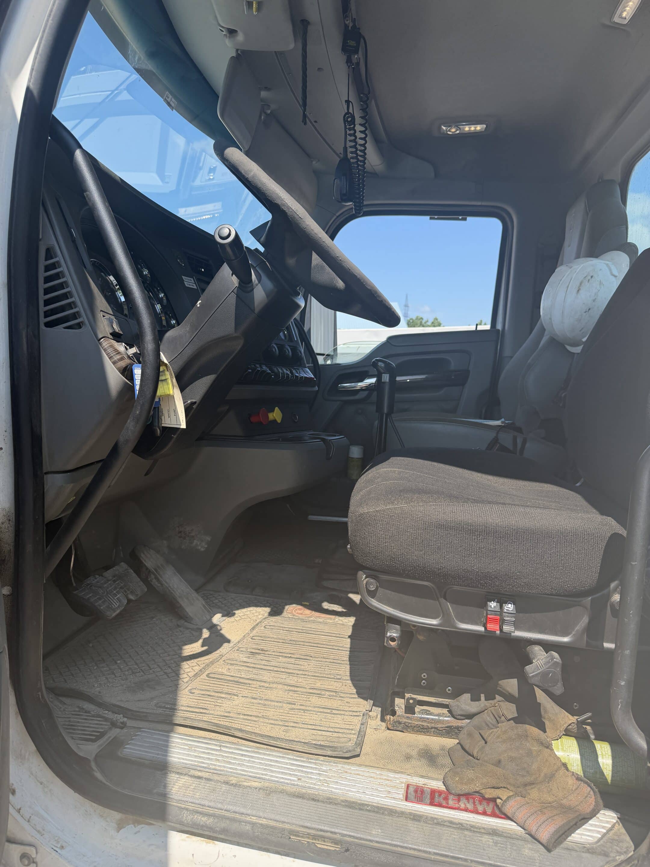 Kenworth T880 Day Cab Truck Year: 2017 - 575,000 km Stock #P1551 - Image 4