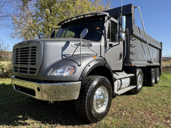 Camion dompeur 12 roues Freightliner automatique Année :2017 -436,000 km Stock#P1476/10601b