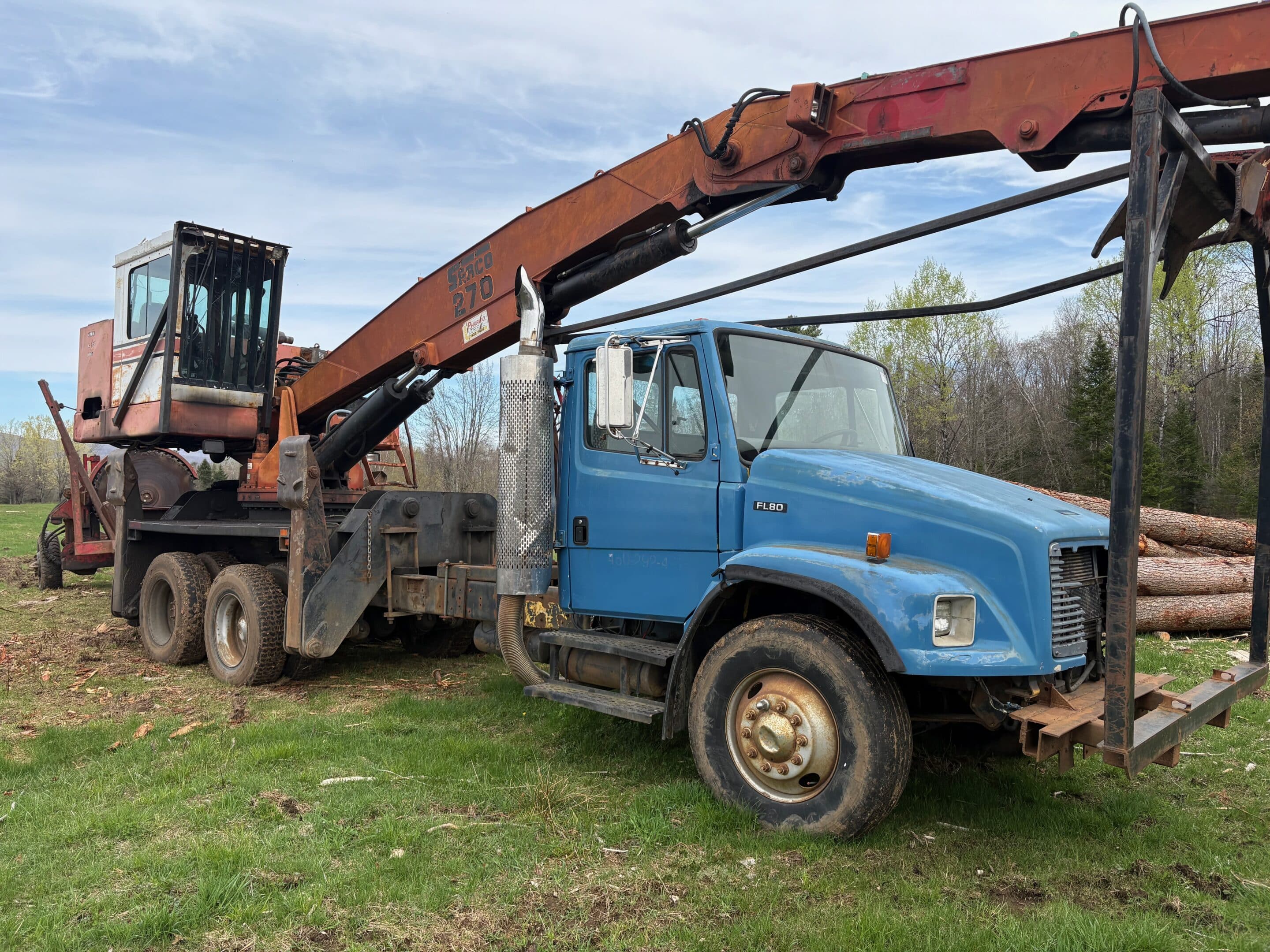 Camion chargeur avec scie et Serco 270 Freightliner FL80 Moteur Cummins-Année-2001-Stock#E1205C/9469