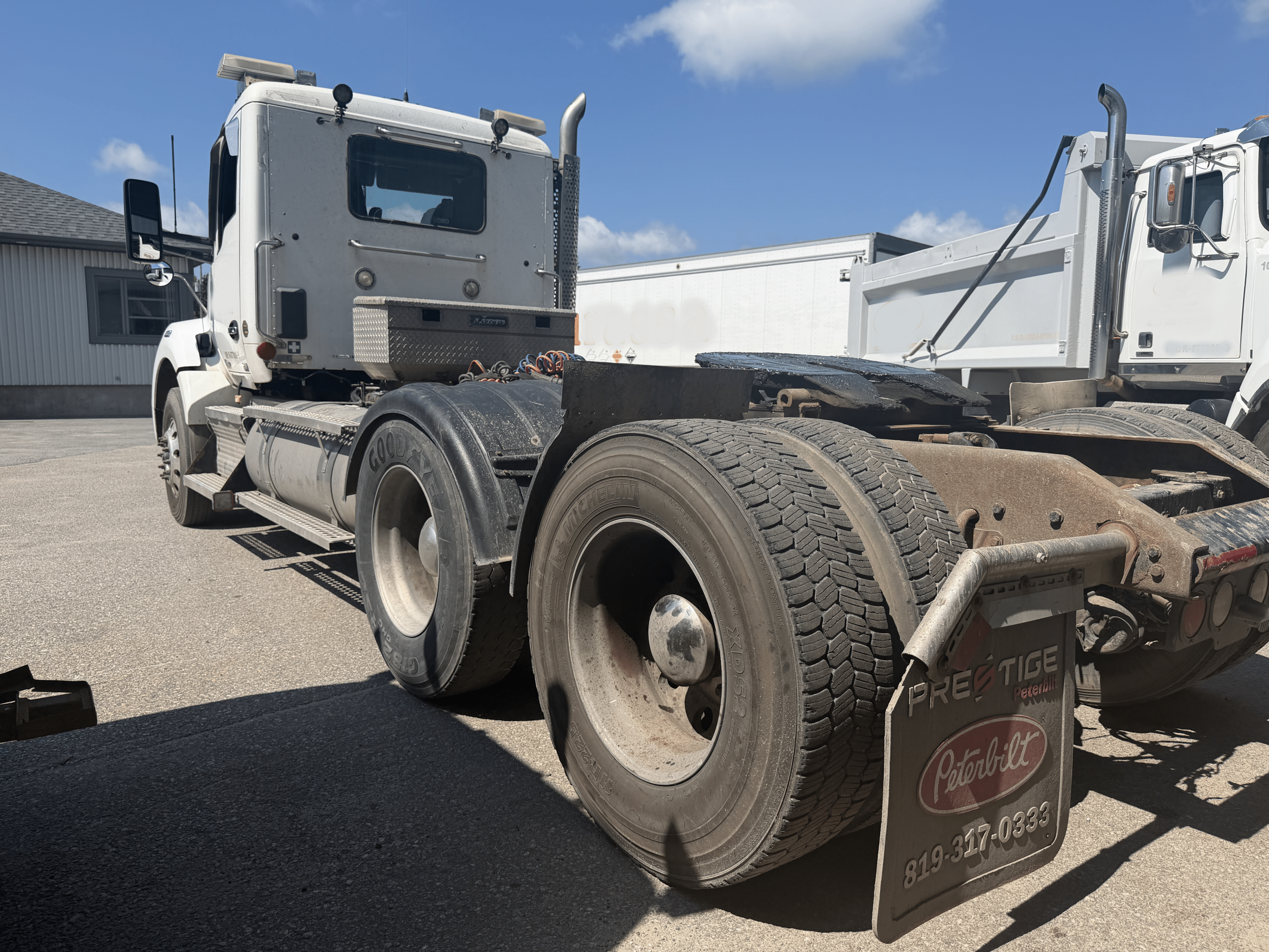Kenworth T880 Day Cab Truck Year: 2017 - 575,000 km Stock #P1551 - Image 8