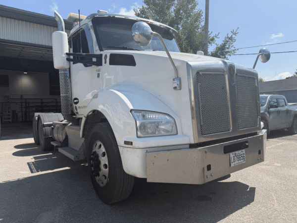 Kenworth T880 Day Cab Truck Year: 2017 - 575,000 km Stock #P1551