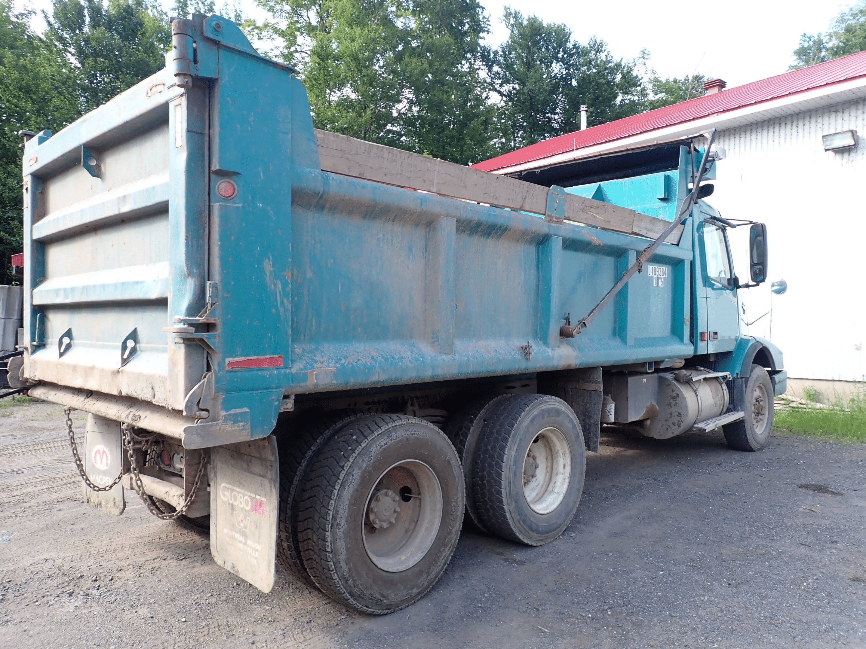 Volvo 10-Wheel Dump Truck-Allison Automatic-660,587 km-Year 2005-Stock #S2607A/11434 - Image 3