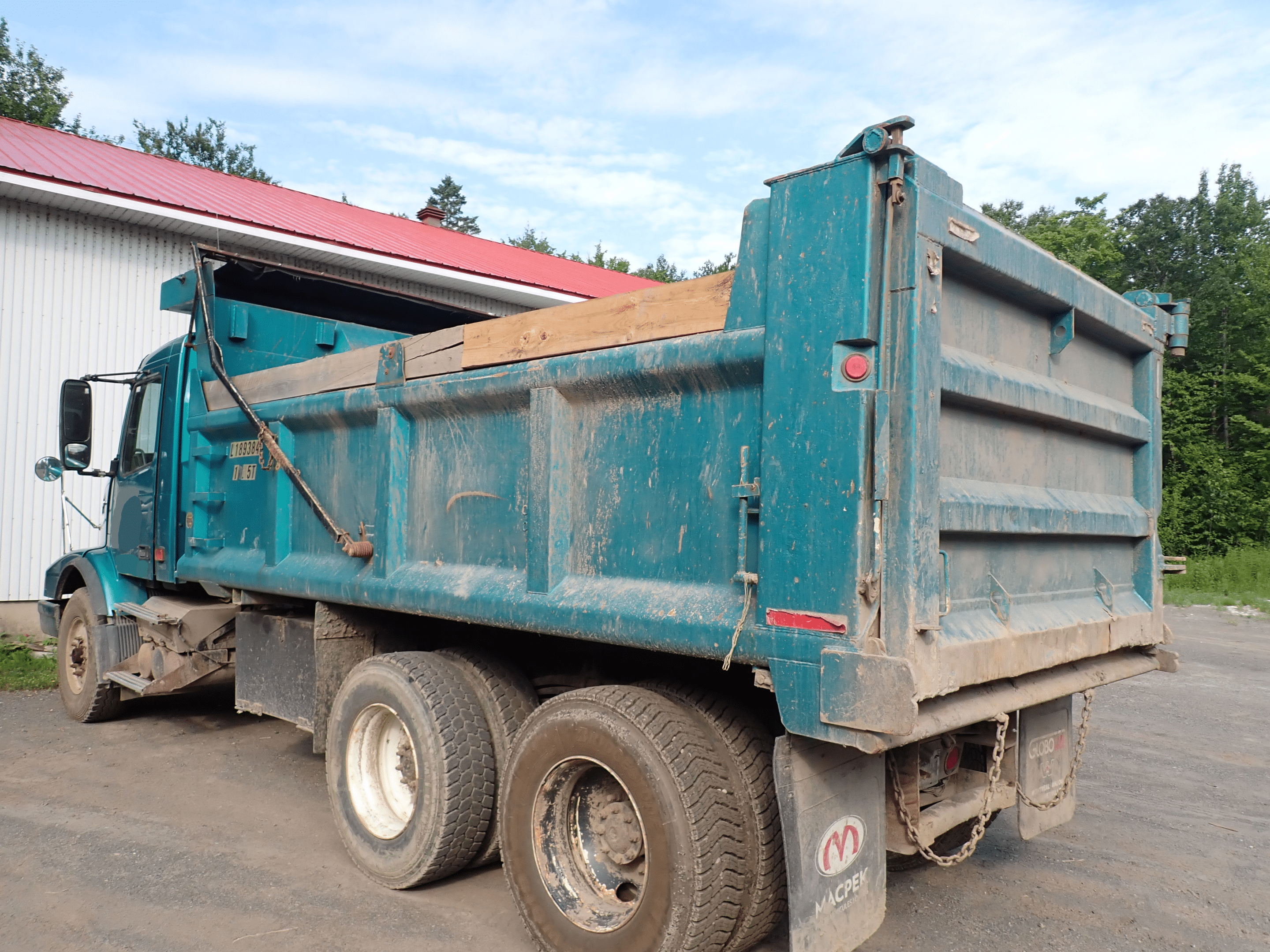 Volvo 10-Wheel Dump Truck-Allison Automatic-660,587 km-Year 2005-Stock #S2607A/11434 - Image 4