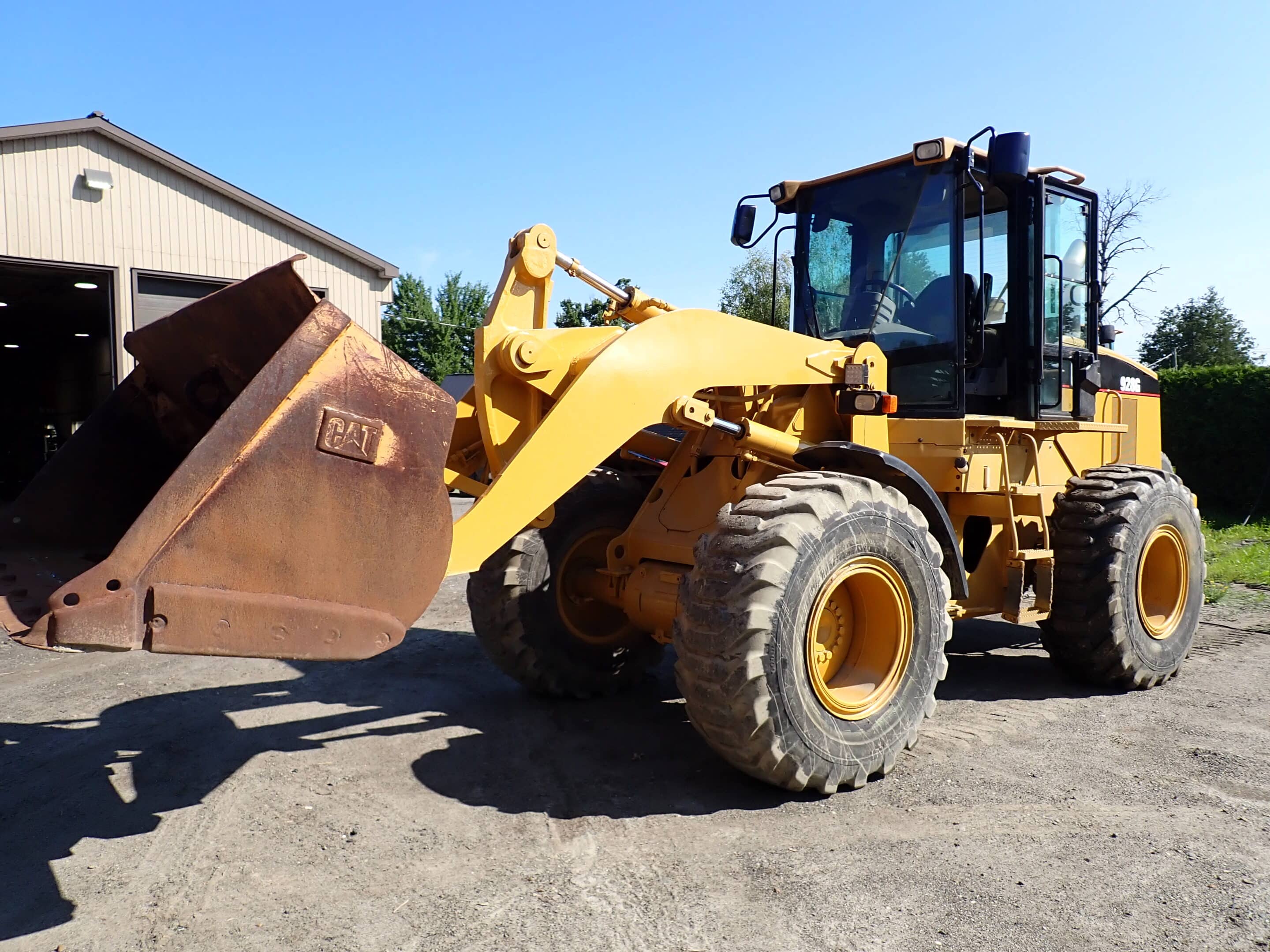 Loader Caterpillar 928G 2000 avec godet et gratte à neige