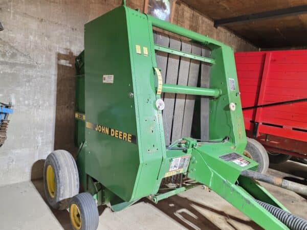Presse à balle ronde John Deere 335 - Stock#d11686f