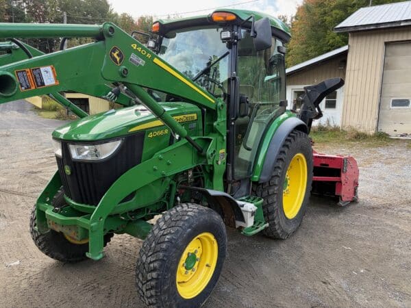 Tracteur John Deere 4066R avec loader bucket et souffleur inversé-Année:2023-1250heures-Stock#E1472A/11706