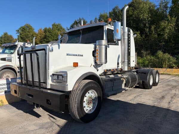 Western Star 4900SF 10-wheel sleeper - 18-speed - wet kit - 488,000 km - 2021 - Stock# E1448J/11521