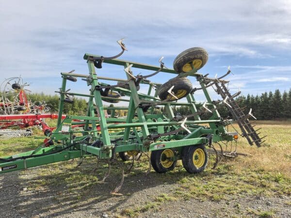 John Deere 980 22 ft Cultivator with 3 Rows of Harrow - Stock#d11704n