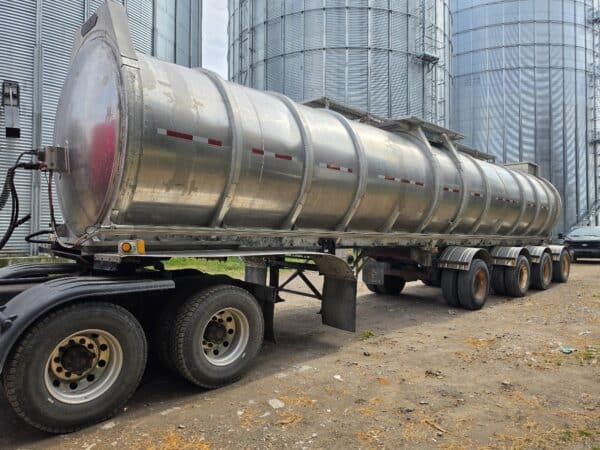 Advance 9200-gallon tanker trailer, 4 axles - Year: 2003 - Stock#d9555e