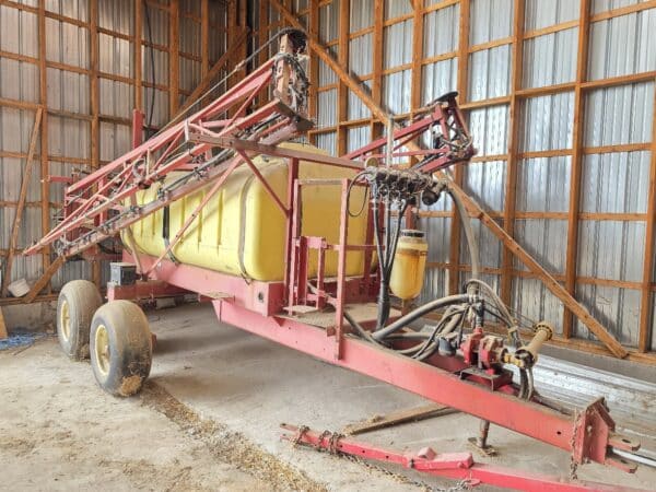 Hardi Nav 1000 Sprayer, 3-section boom, 60 ft, tandem, hydraulic height and width adjustment – Stock#d11846g1