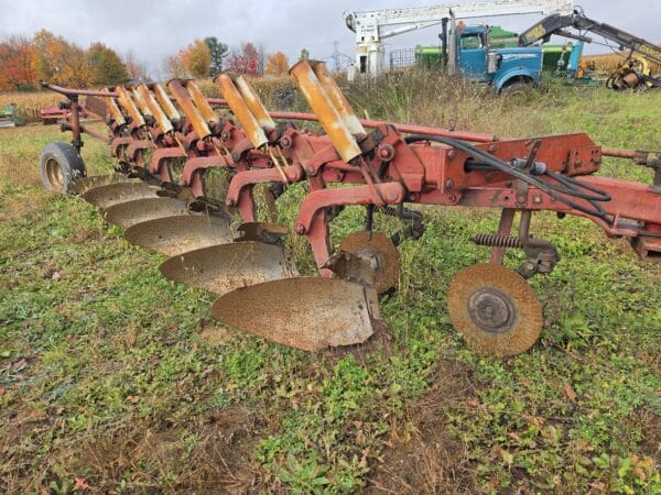 Charrue Inter 720 6 rang  avec coutre-Stock#d11846v1