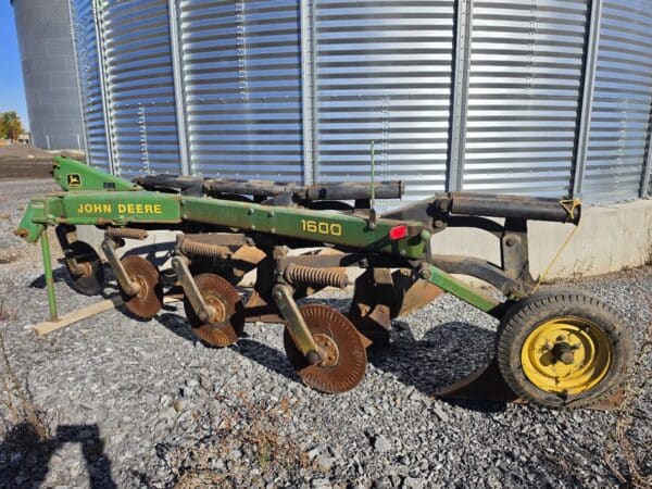 Charrue John Deere 1600 4 rangs avec coutre - Stock#d11751c