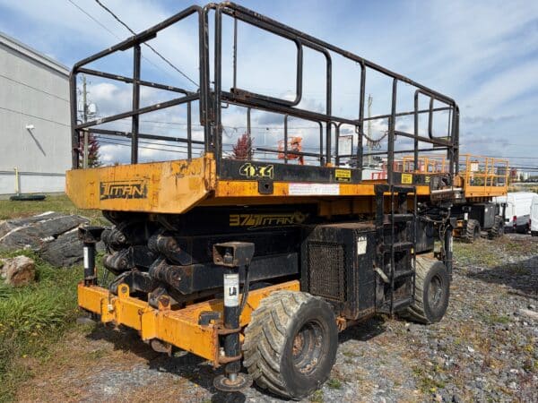 Titan 37 scissor lift platform - Year: 2011 - 1,750 hours - Stock#E1482B/11817