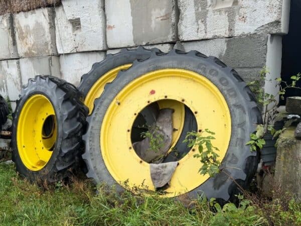 Set de pneu 380/90r54 et 380/80r38 - Stock#d11929c