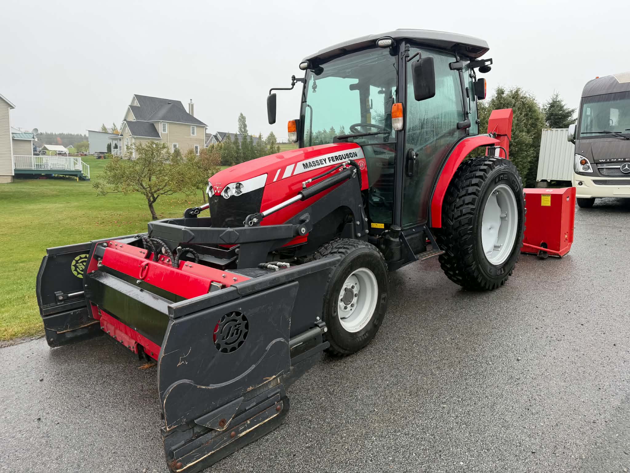 Tracteur compact Massey Ferguson 1760M 2019 avec équipement à neige