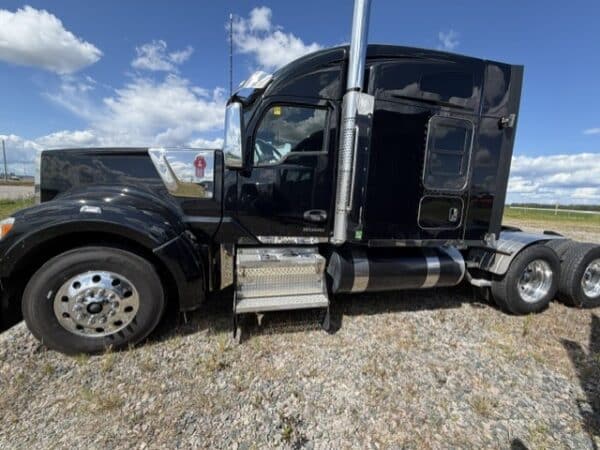 Camion Couchette Kenworth W990 moteur Cummins transmission manuelle 18 vitesses – Année: 2023 – 881330 km – Stock:#R1007a/11556